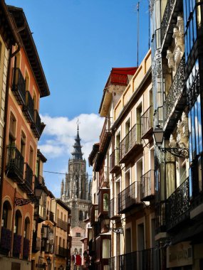 Arka planda Primada Santa Maria de Toledo Katedrali olan Toledo sokakları. İspanya. Yüksek kalite fotoğraf