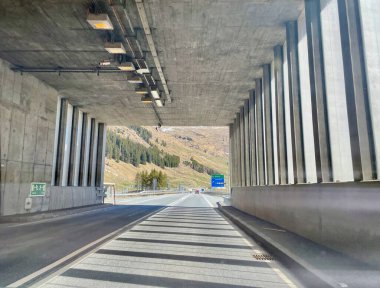 San Bernardino 'daki İsviçre otoyol tünelinden çıkış. Hinterrhein, İsviçre. Yüksek kalite fotoğraf