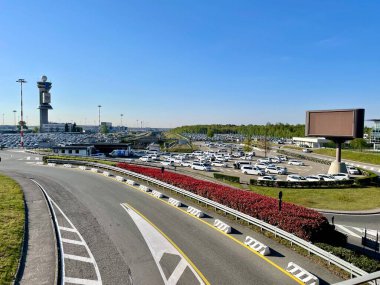 MIIan, İtalya, 19.04.2022. Malpensa Havaalanı 'ndaki otopark ve kontrol kulesi görüntüsü. Yüksek kalite fotoğraf