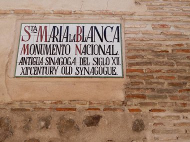 Toledo, Kastilya La Mancha, İspanya 'daki Santa Maria La Blanca Sinagogu' nun ön cephesini kapatın. - Evet. Yüksek kalite fotoğraf