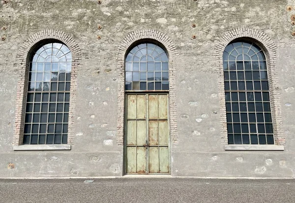 Πόρτα Και Παράθυρα Του Ανακαινισμένου Πρώην Εργοστασίου Υψηλής Ποιότητας Φωτογραφία — Φωτογραφία Αρχείου