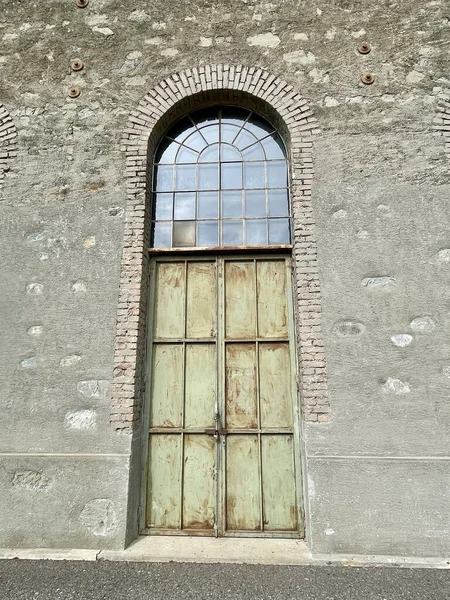 Die Tür Einer Restaurierten Ehemaligen Maschinenfabrik Wird Geschlossen Hochwertiges Foto — Stockfoto