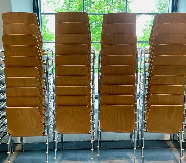 Binanın içinde ahşap sandalyeler var. Yüksek kalite fotoğraf