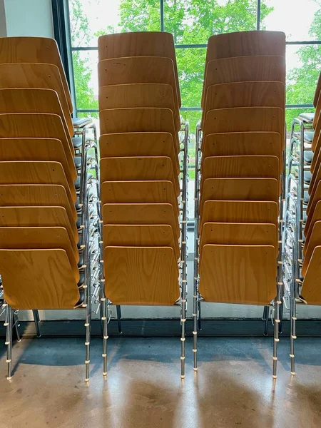 Binanın içinde ahşap sandalyeler var. Seçici odaklanma. Yüksek kalite fotoğraf