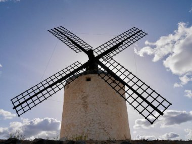 İspanya Kastilya La Mancha 'daki ünlü beyaz yel değirmenini kapatın. Yüksek kalite fotoğraf