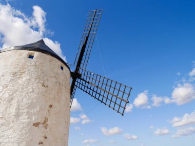 İspanya Kastilya La Mancha 'daki ünlü beyaz yel değirmenini kapatın. Yüksek kalite fotoğraf