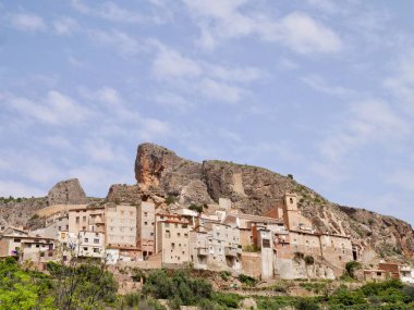 Ayna 'nın panoramik manzarası, Sierra dağlarına kurulmuş büyüleyici bir kasaba. Kastilya La Mancha, İspanya. Yüksek kalite fotoğraf