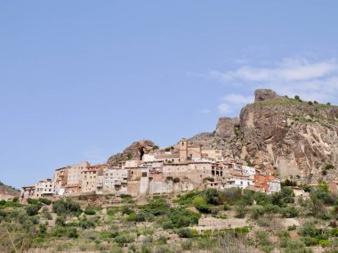 Ayna 'nın panoramik manzarası, Sierra dağlarına kurulmuş büyüleyici bir kasaba. Kastilya La Mancha, İspanya. Yüksek kalite fotoğraf