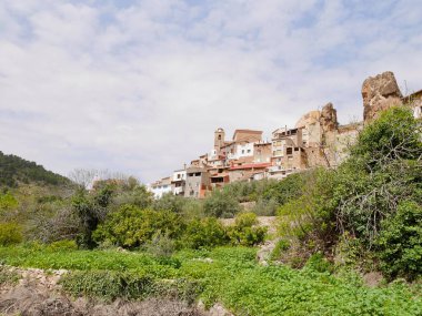 Mundo Nehri Vadisi 'ndeki teraslı bahçelerden Ayna' nın panoramik manzarası. Albacete, Kastilya La Mancha, İspanya. Yüksek kalite fotoğraf
