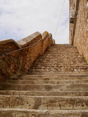 Ayna 'daki dik merdivenlerin alçak açısı Sierra del Segura dağlarındaki büyüleyici dağ köyü. Albacete, Kastilya La Mancha, İspanya. Yüksek kalite fotoğraf