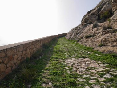 Penas de San Pedro 'daki kaleye giden dik yol. Albacete, Kastilya La Mancha, İspanya. Yüksek kalite fotoğraf