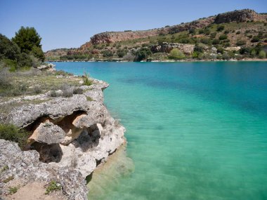 Laguna de Ruidera doğa parkında turkuaz mavi su. Kastilya La Mancha, İspanya. Yüksek kalite fotoğraf
