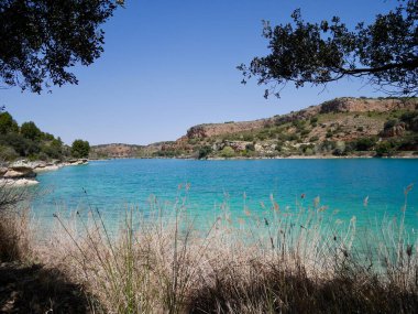 Laguna de Ruidera doğa parkında turkuaz mavi su. Kastilya La Mancha, İspanya. Yüksek kalite fotoğraf