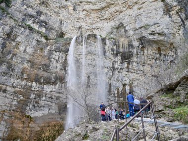İnsanlar doğal parktaki Mundo kaynağına şelaleye bakıyor los Calares del Mundo ve Riopar yakınlarındaki La Sima. Kastilya La Mancha, İspanya, 16.04.2022. Yüksek kalite fotoğraf