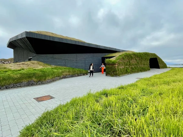 Pohled Exteriéru Travnatou Stěnou Nebeské Laguny Geotermální Lázeň Reykjavíku Island — Stock fotografie