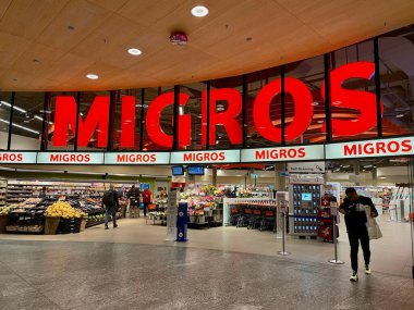 Zuerich havaalanındaki Migros süpermarketinin girişi. Zuerich, İsviçre, 23.05.2022. Yüksek kalite fotoğraf