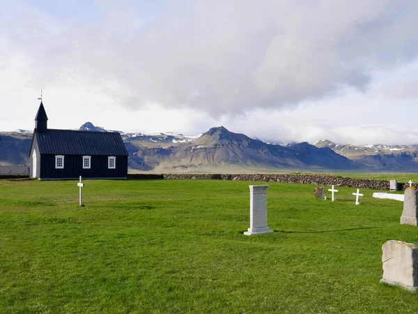 Igreja Negra Budir Budakirkja Com Cemitério Península Snaefellsnes Islândia Foto — Fotografia de Stock