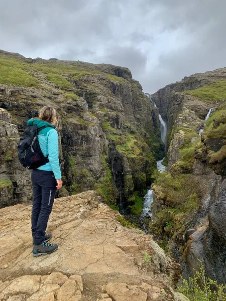 Жінка Дивиться Водоспад Глімур Другий Висотою Водоспад Ісландії Фотографія Високої — стокове фото