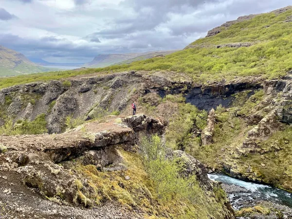 Женщина Смотрит Глимурский Водопад Второй Величине Водопад Исландии Высокое Качество — стоковое фото