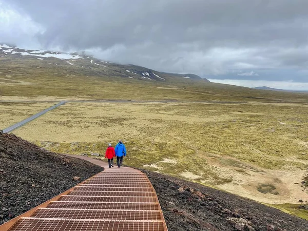 Pessoas Descendo Escadas Cratera Saxholl Península Snaefellsnes Islândia Foto Alta — Fotografia de Stock