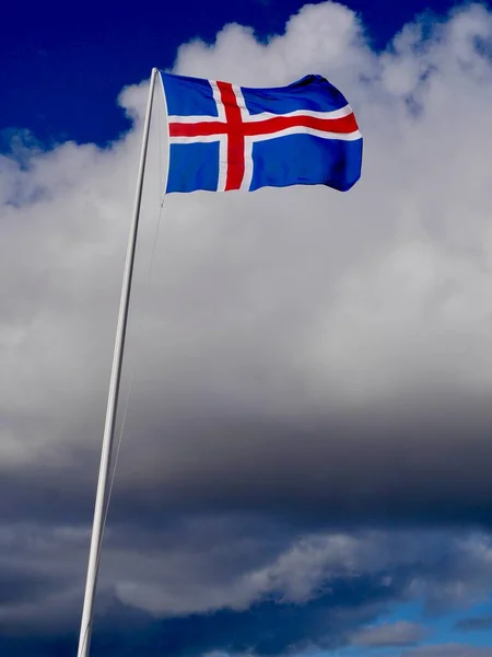 Bandiera Islandese Contro Cielo Nuvoloso Foto Alta Qualità — Foto Stock