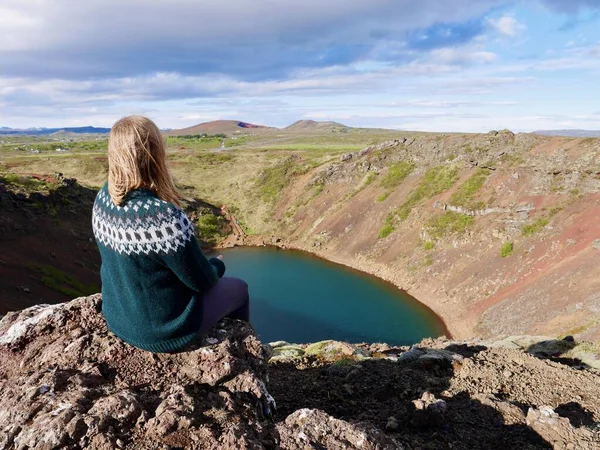 아이슬란드의 스웨터를 아이슬란드의케 분화구를 있습니다 고품질 — 스톡 사진