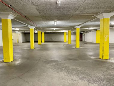 Boş yeraltı otoparkının panoramik görüntüsü. Yüksek kalite fotoğraf