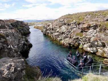 Avrasya ve Amerikan tektonik plakalarının İzlanda 'daki Thingvellir Ulusal Parkı' nda bölündüğü Silfra yarığında tüplü dalış. Yüksek kalite fotoğraf