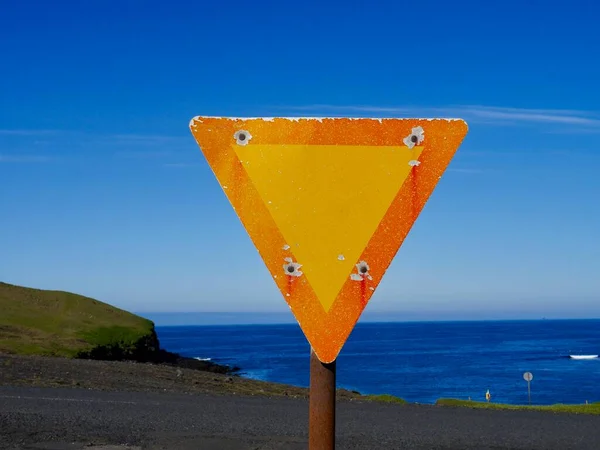 Уличный Знак Приоритет Острове Вестман Хеймай Против Голубого Неба Исландия — стоковое фото