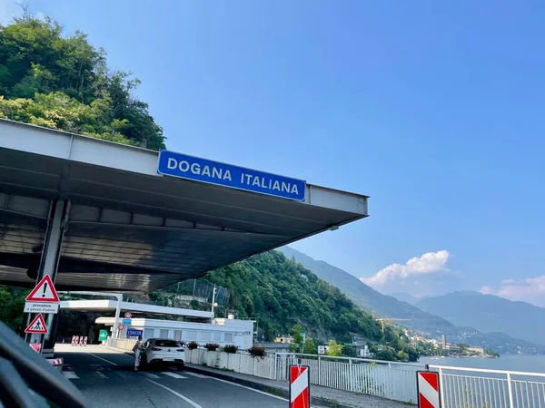 İtalya sınırı Valmara Brissago 'dan geçiyor. Lago Maggiore, Piedmont, İtalya, 19.06.2022. Yüksek kalite fotoğraf
