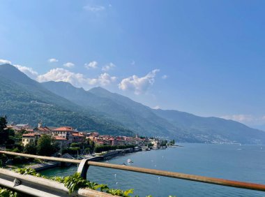 Cannobio adlı göl kasabasının panoramik manzarası kıyı yolundan görülüyor. Lago Maggiore, Yukarı İtalya gölleri, Piedmont, İtalya. Yüksek kalite fotoğraf