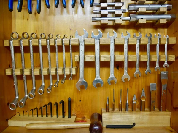 Деревянный Шкаф Инструментами Заполненный Техническим Оборудованием Домашней Мастерской Высокое Качество — стоковое фото