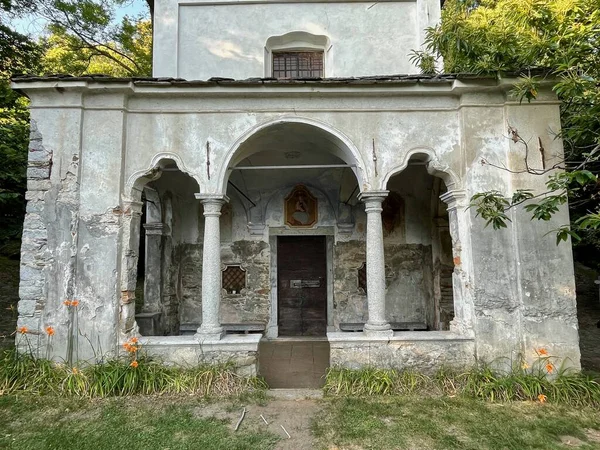 Wejście Kościoła Madonna Del Buon Rimedio Cavandone Verbania Piemont Włochy — Zdjęcie stockowe