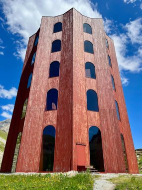 Julier Tiyatro Kulesi 'nin yakınında, Julier Geçidi' nde, Origen Festivali Kültür Merkezi 'nde. Graubuenden, Grisons, İsviçre. Yüksek kalite fotoğraf