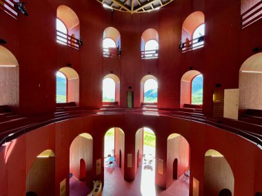 Julier Tiyatro Kulesi 'nin içi, Julier Geçidi, Origen Festivali Kültür Merkezi. Graubuenden, Grisons, İsviçre, 25.06.2022. Yüksek kalite fotoğraf