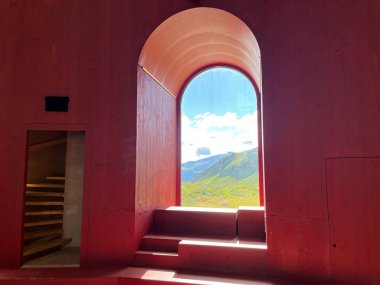Julier Tiyatro Kulesi 'nin penceresinden Julier Geçidi' ne bakın. Origen Festivali Kültür Merkezi. Graubuenden, Grisons, İsviçre, 25.06.2022. Yüksek kalite fotoğraf