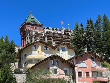 St. Moritz, Graubuenden, Grisons, İsviçre, 25.06.2022 'deki Badrutt' s Palace Hotel 'in panoramik görüntüsü. Yüksek kalite fotoğraf
