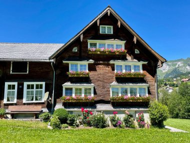 Toggenburg 'da geleneksel ahşap çiftlik evi, Canton St. Gallen, İsviçre. Yüksek kalite fotoğraf