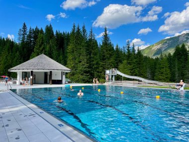 Lech am Arlberg, Vorarlberg, Avusturya 'da 3.07.2022' de huzurlu bir yüzme havuzu manzarası. Yüksek kalite fotoğraf