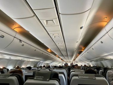 Uçakla seyahat eden yolcular, 31.05.2022 'de bir uçağın içinden vuruldular. Yüksek kalite fotoğraf