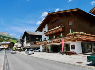 Lüks tatil köyü Lech am Arlberg manzarası. Vorarlberg, Avusturya, 5.07.2022. Yüksek kalite fotoğraf