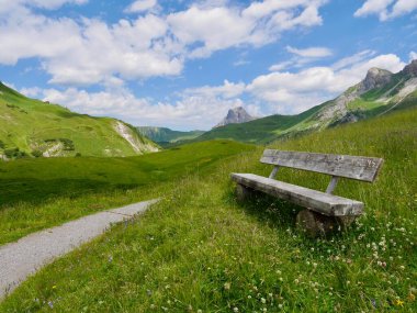Avusturya Alplerinde yürüyüş yolu, Widderstein arka planda. Lech, Arlberg, Avusturya. Yüksek kalite fotoğraf