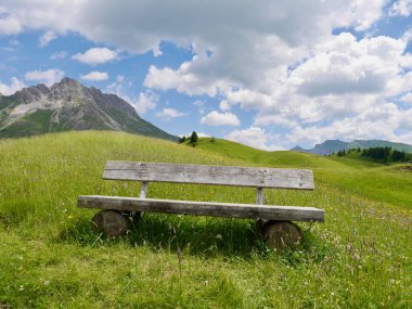 Avusturya Alpleri 'nde ahşap bank. Lech am Arlberg, Vorarlberg, Avusturya. Yüksek kalite fotoğraf