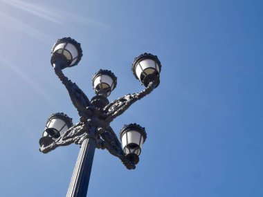 Plaza de Zocodover 'daki sokak lambasının alçak açılı görüntüsü, mavi gökyüzüne karşı. Toledo, İspanya. Yüksek kalite fotoğraf