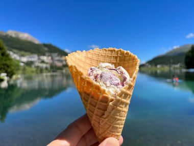 Arka planda el ele dondurma külahı, St. Moritzersee ve Alp tatil beldesi St. Moritz. Graubuenden, Grisons, İsviçre. Yüksek kalite fotoğraf