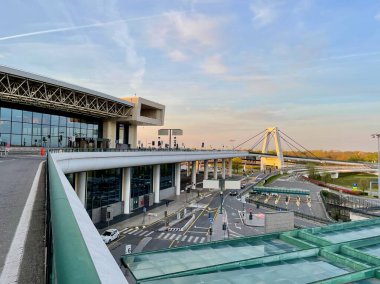 Milan, İtalya, 12.04.2022. Terminal 1 'in panoramik görüntüsü. Malpensa Havaalanı' na inip köprüyü alın. Yüksek kalite fotoğraf
