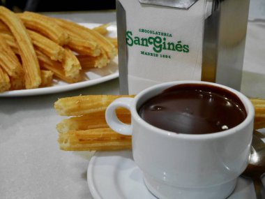 Madrid, İspanya, 11.04.2022. Meşhur San Gines Çikolata Dükkanı 'nda Churros. Yüksek kalite fotoğraf