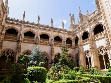 Toledo, Kastilya la Mancha, İspanya, 13.04.2022. San Juan de los Reyes Manastırı 'nın avlusunda. Yüksek kalite fotoğraf