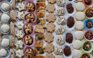 Beyaz arka planda çeşitli ev yapımı Noel kurabiyeleri. Yüksek kalite fotoğraf