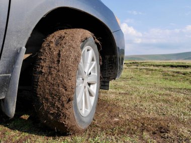 Çamurla kaplı bir off-road aracının lastiğini kapat. Açık hava, macera ve seyahat konsepti. - Evet. Yüksek kalite fotoğraf